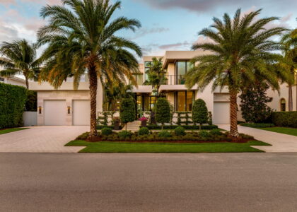 Front_Florida_Home_landscaping_2_Big_Palms
